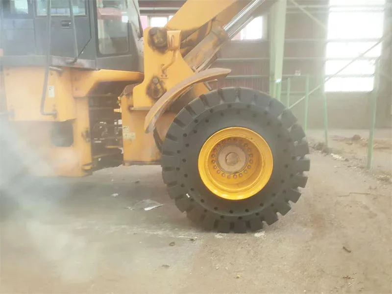 బ్రెజిల్‌లోని ఒక గ్లాస్ ఫ్యాక్టరీ 23.5-25 సాలిడ్ టైర్లను ఉపయోగిస్తుంది